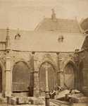 206931 Gezicht op de restauratiewerkzaamheden aan de zuidelijke arm van de kruisgang van de Domkerk (Munsterkerkhof) te ...